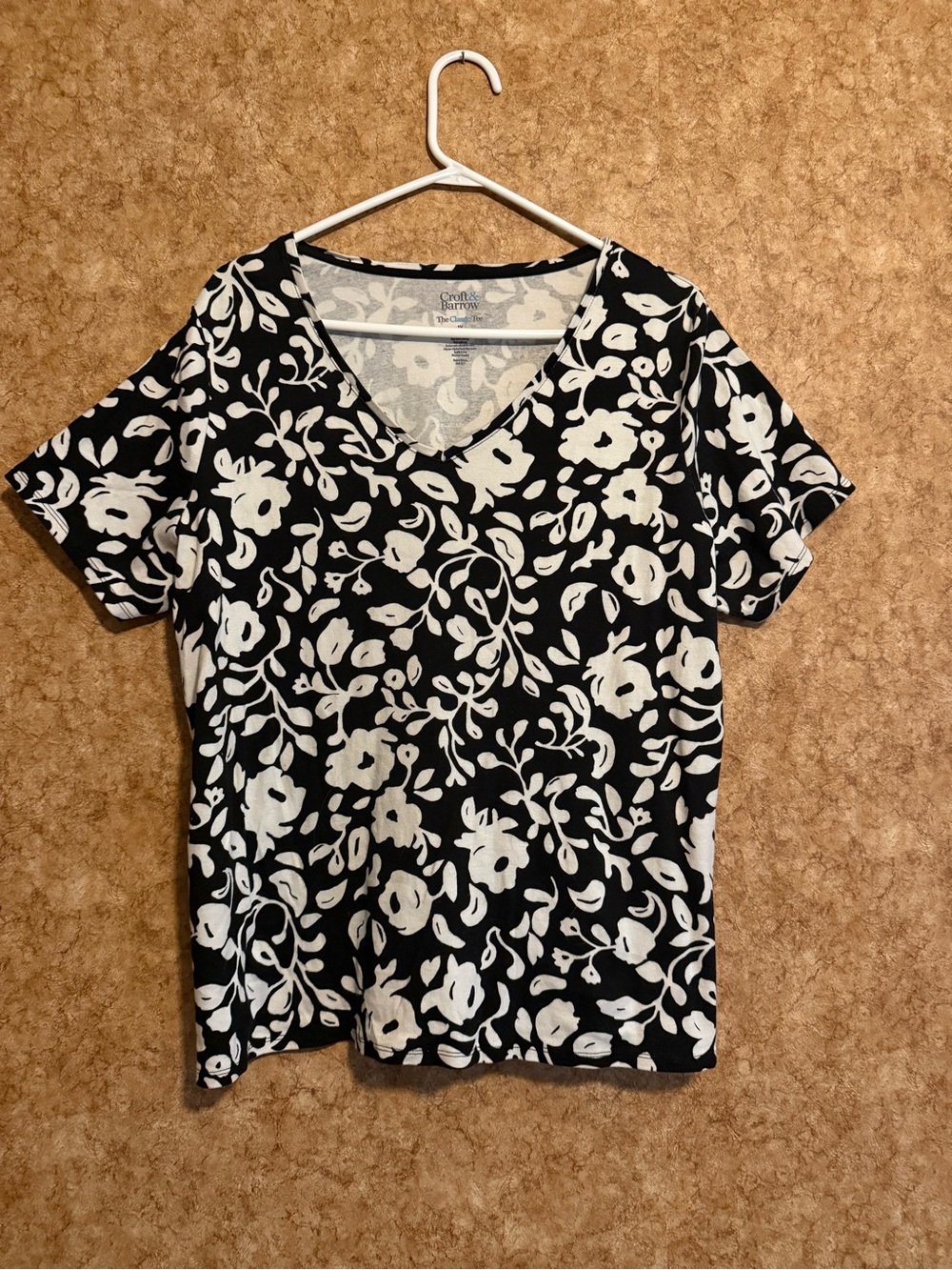 croft & barrow Black and White Floral V-Neck Short Sleeve Top
